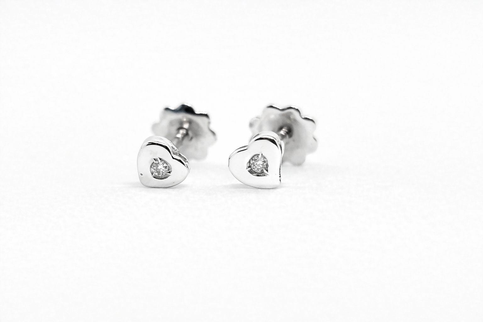 Pendientes Oro Blanco 18K Corazon