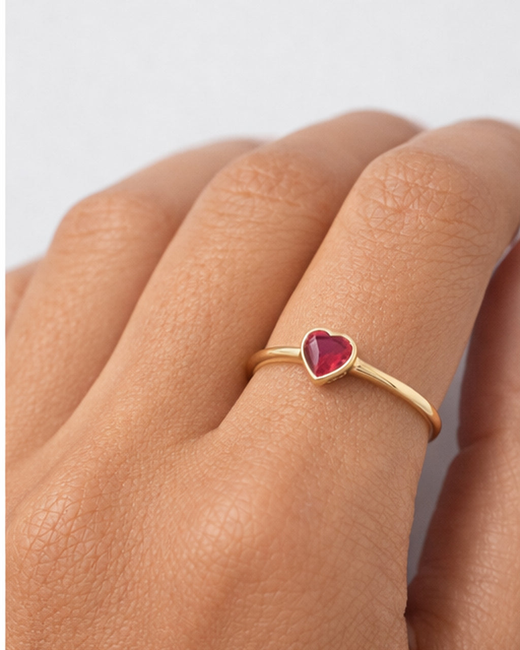 Sortija Corazón Oro 18Kl con Piedra Roja